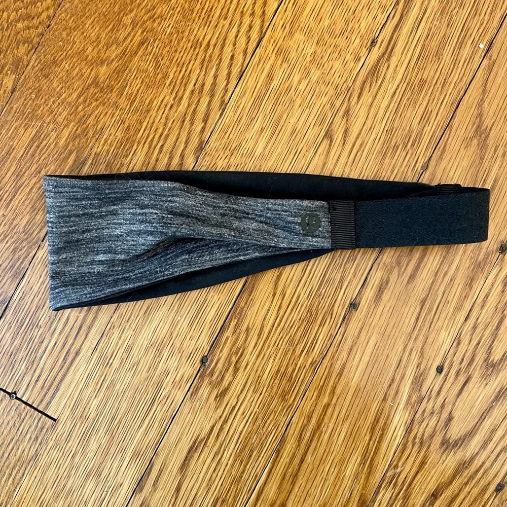 Lululemon grey and black reversible headband